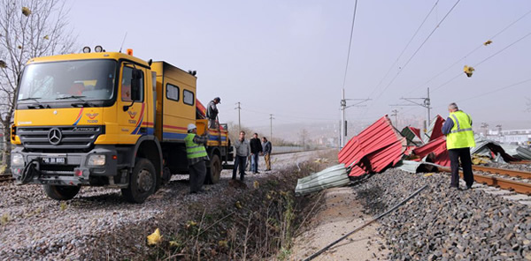 TRENLER SAPANCA VE İZMİT GİŞELERİNDE BEKLETİLDİ