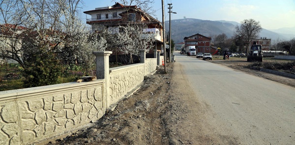 SAPANCA’DA YOLLAR GENİŞLİYOR DEKORATİF PERDE DUVARLAR YAPILIYOR