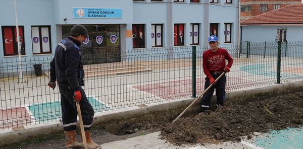 SAPANCA BELEDİYESİNDEN SİNAN GÖKSUN İLKÖĞRETİM OKULUNA ÇEVRE DÜZENLEMESİ