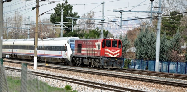 SAPANCA'DA YOLDA KALAN YHT'Yİ KARA TREN ÇEKTİ