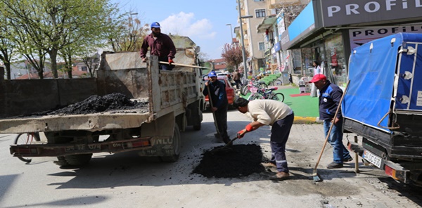 SAPANCA’DA ASFALT YAMA ÇALIŞMALARI TÜM HIZIYLA SÜRÜYOR