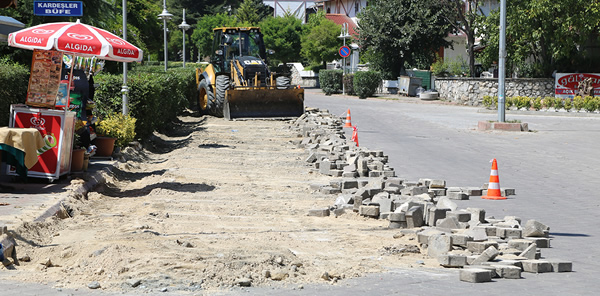 ÖZKUM CADDESİ’NİN PARKELERİ DÜZENLENİYOR