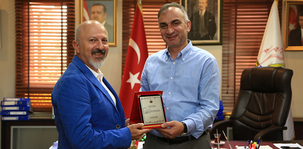 YILMAZER’DEN YARDIMSEVER FİRMAYA PLAKET