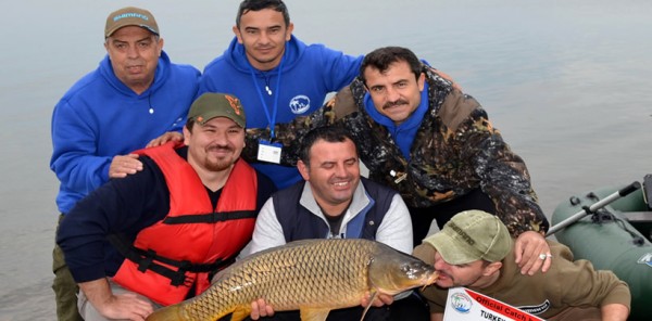 15 KG AĞIRLIĞINDA SAZAN BALIĞI YAKALANDI