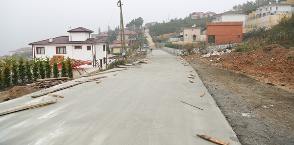 YOL ZEMİNLERİNE DİŞLİ BETON DÖŞENİYOR