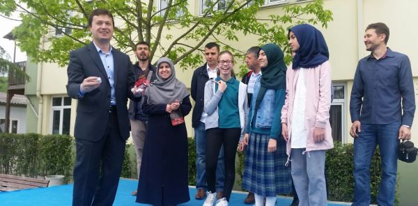 BAŞARILI ÖĞRENCİLERE ALTIN