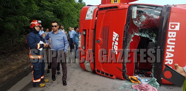 TEM'DE ŞEKER YÜKLÜ TIR DEVRİLDİ: 1 YARALI