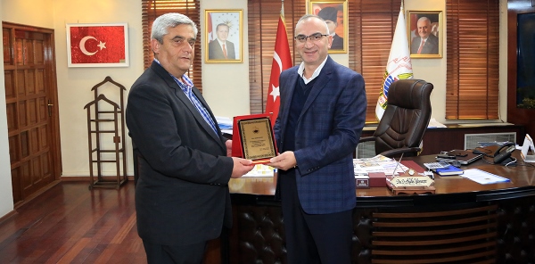 EMEKLİ OLAN GEVREN'E BAŞKAN'DAN PLAKET