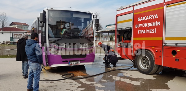 OTOBÜSÜN MOTORUNA GİREN KEDİ KURTARILDI