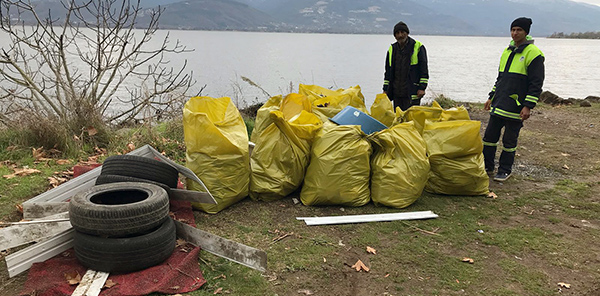 SAPANCA GÖLÜ KIYISINDAN 250 TORBA ÇÖP TOPLANDI