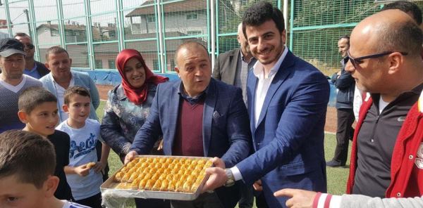 BAŞKANDAN ŞAMPİYONLARA BAKLAVALI KUTLAMA