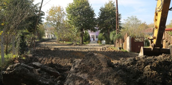 UZUNKUM MAHALLESİNDE YOLLAR GENİŞLİYOR