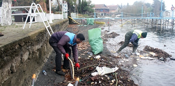 SAPANCA GÖLÜ SAHİLİNDEN 3 KAMYON ÇÖP ÇIKTI