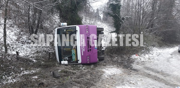 SAPANCA'DA OTOBÜS DEVRİLDİ: 2 YARALI