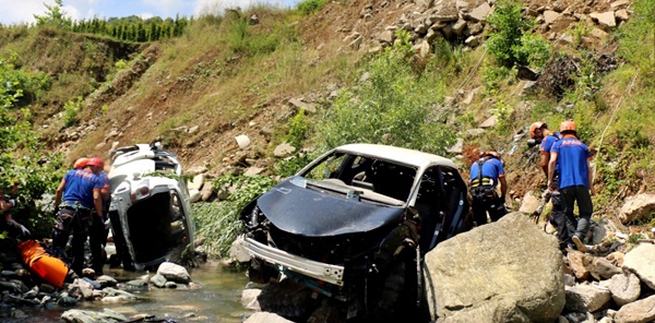 SENARYO GEREĞİ 2 OTOMOBİL ÇARPIŞIP UÇURUMA YUVARLANDI