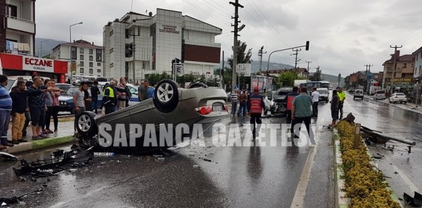 SAPANCA İLÇE HASTANESİ KAVŞAĞINDA FECİ KAZA: 7 YARALI