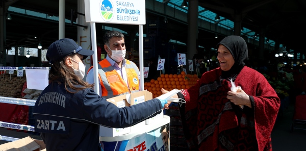 BÜYÜKŞEHİR BELEDİYESİ SAPANCA PAZAR YERİNDE MASKE DAĞITTI