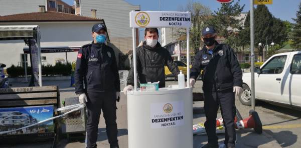 BELEDİYE, OTOBÜS DURAKLARINDA MASKE DAĞITTI    