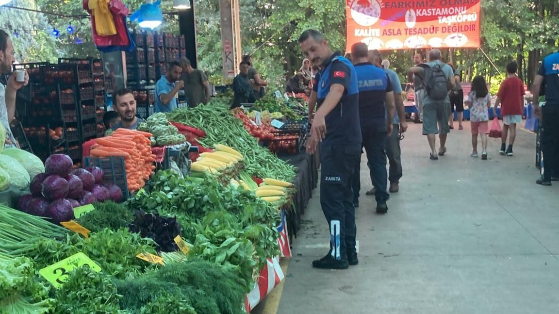 ZABITA EKİPLERİ CUMA PAZARI'NDA ETİKET KONTROLÜ YAPTI