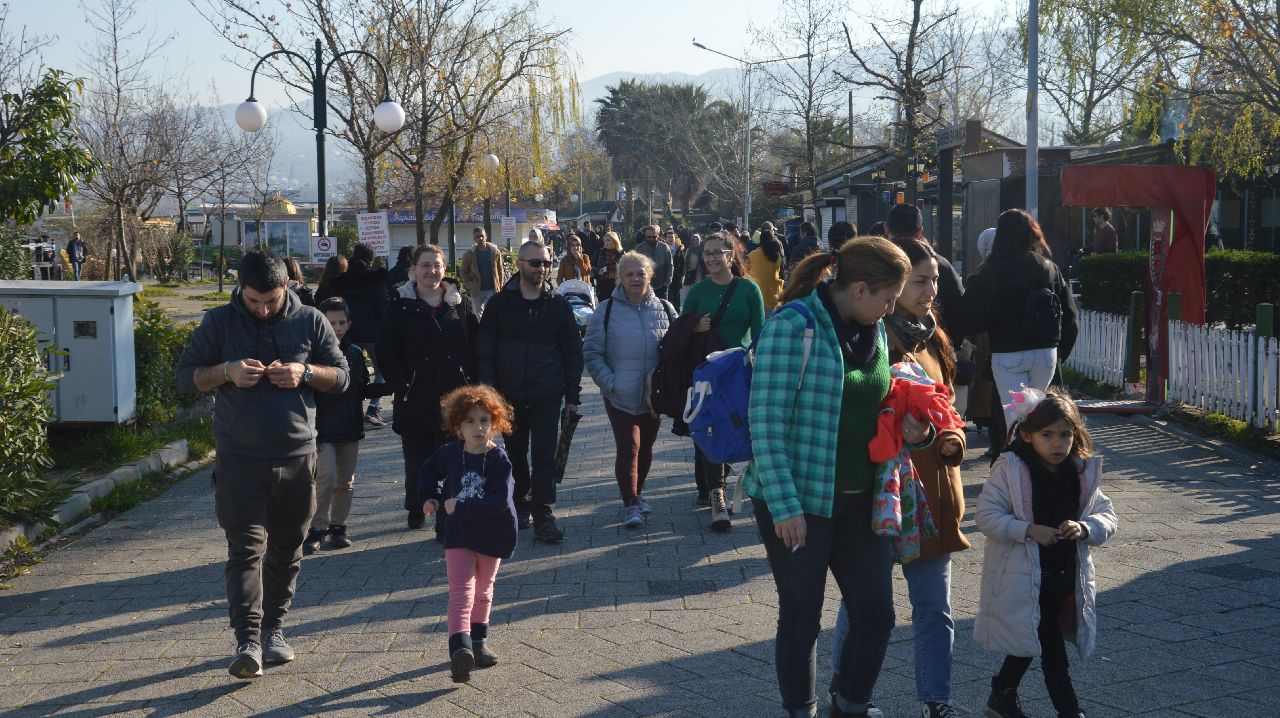 SAPANCA'DA GÜNEŞLİ HAVAYI FIRSAT BİLENLER SAHİLE AKIN ETTİ