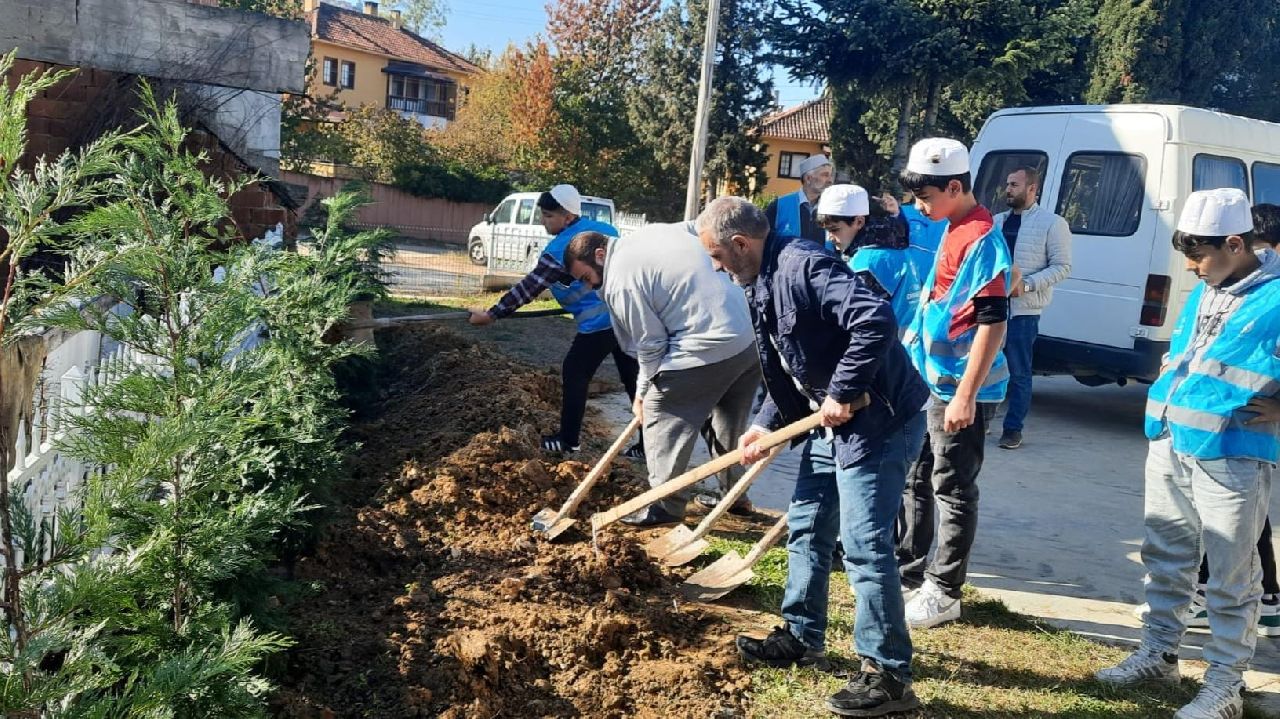 SAPANCA'DA 210 FİDAN TOPRAKLA BULUŞTURULDU