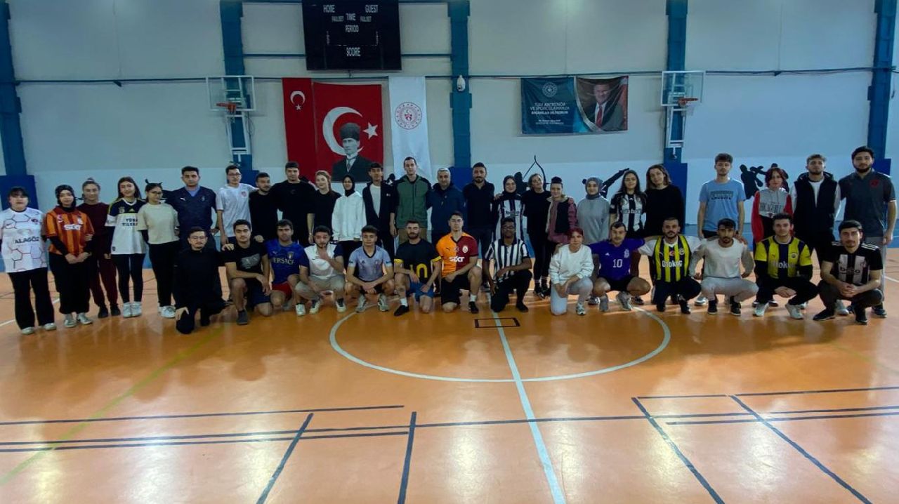 FUTSAL TURNUVASINDA KIYASIYA MÜCADELE ETTİLER