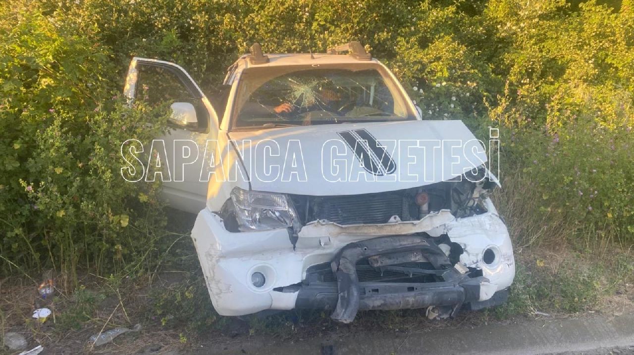 OTOMOBİL İLE KAMYONET ÇARPIŞTI: 4 YARALI
