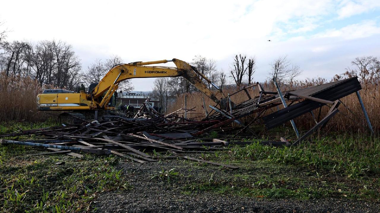 SAHİL PROJESİNDEKİ İSKELELERİ KALDIRMA ÇALIŞMALARI BAŞLADI