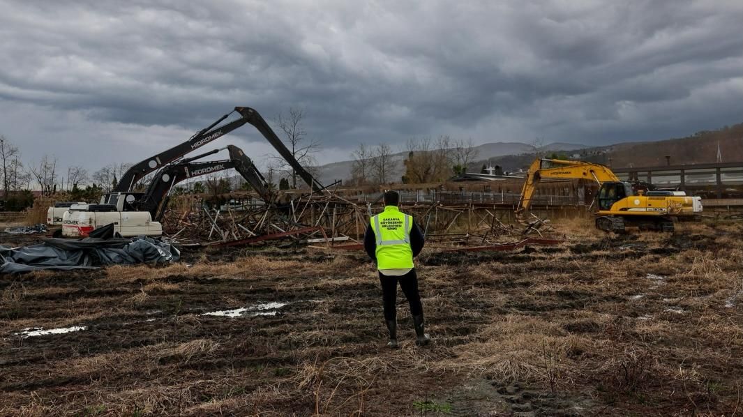SAHİL PROJESİNDE 6 KİLOMETRELİK HATTA İSKELE VE YAPILAR KALDIRILDI