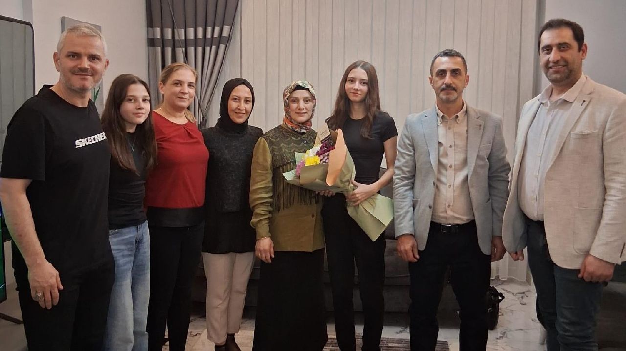 ANAHTAR PARTİ SAPANCA'DAN TÜRKİYE ŞAMPİYONU EVA CANSU MERCAN'A ZİYARET